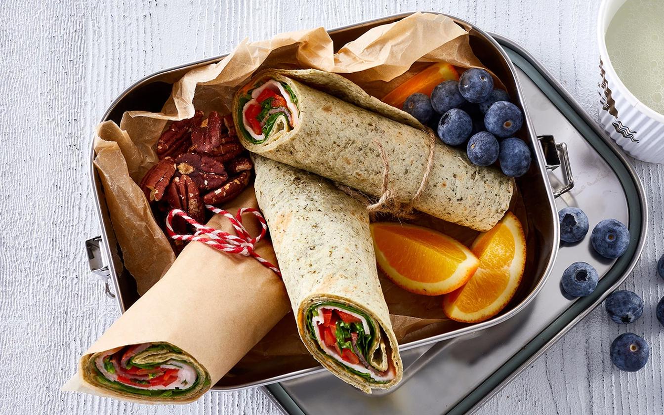 Fuldkornswrap med hamburgerryg, kalkunbacon og spinat