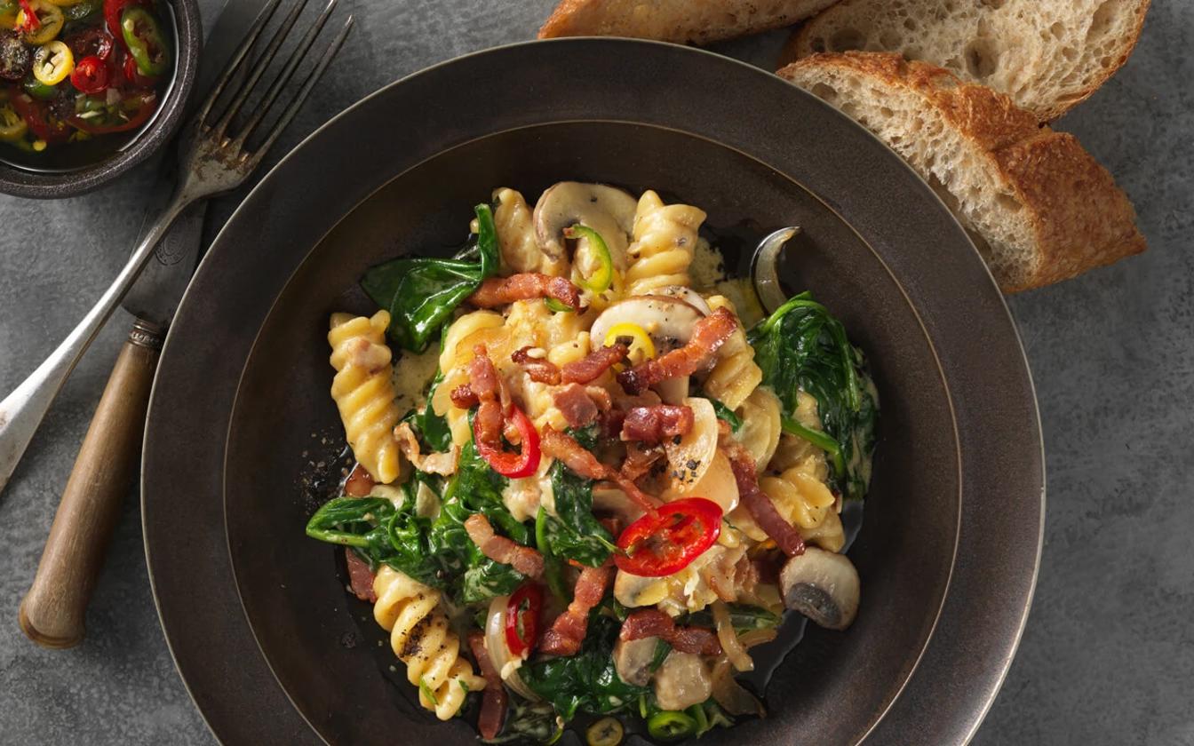 One pot pasta med bacon, svampe og spinat