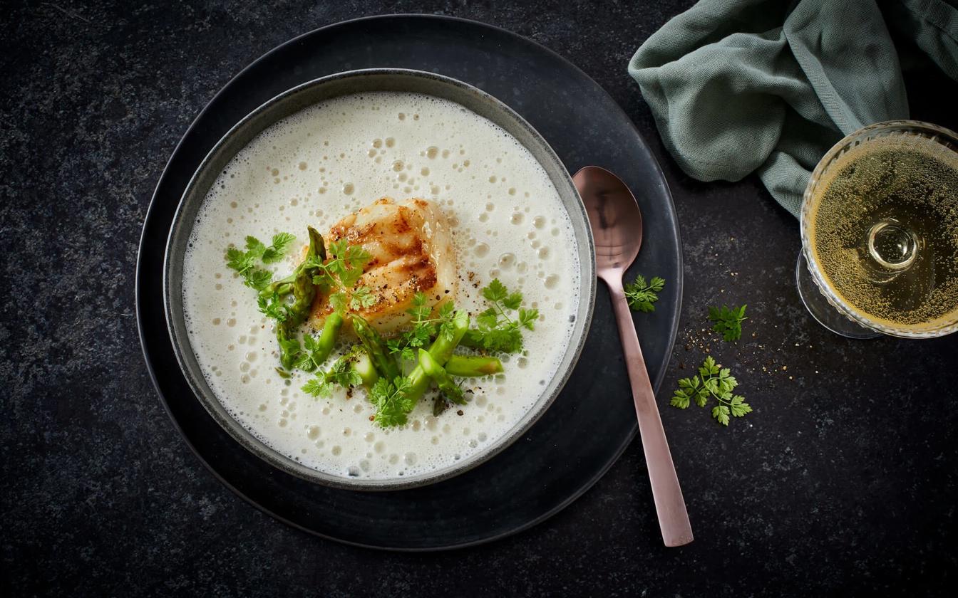 Skummende aspargessuppe med smørstegt torsk og grønne asparges
