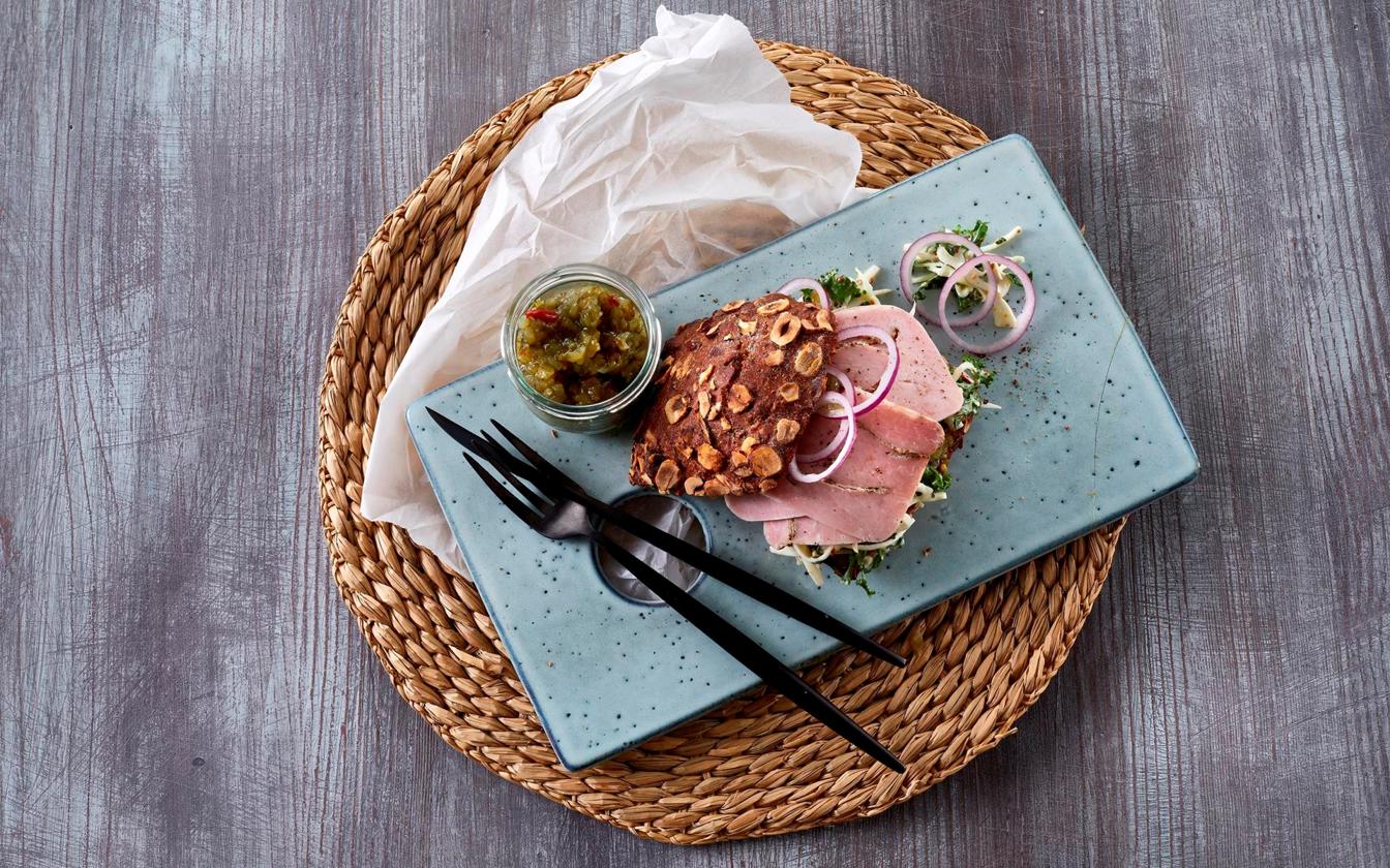 Rugbrødssandwich med rullepølse
