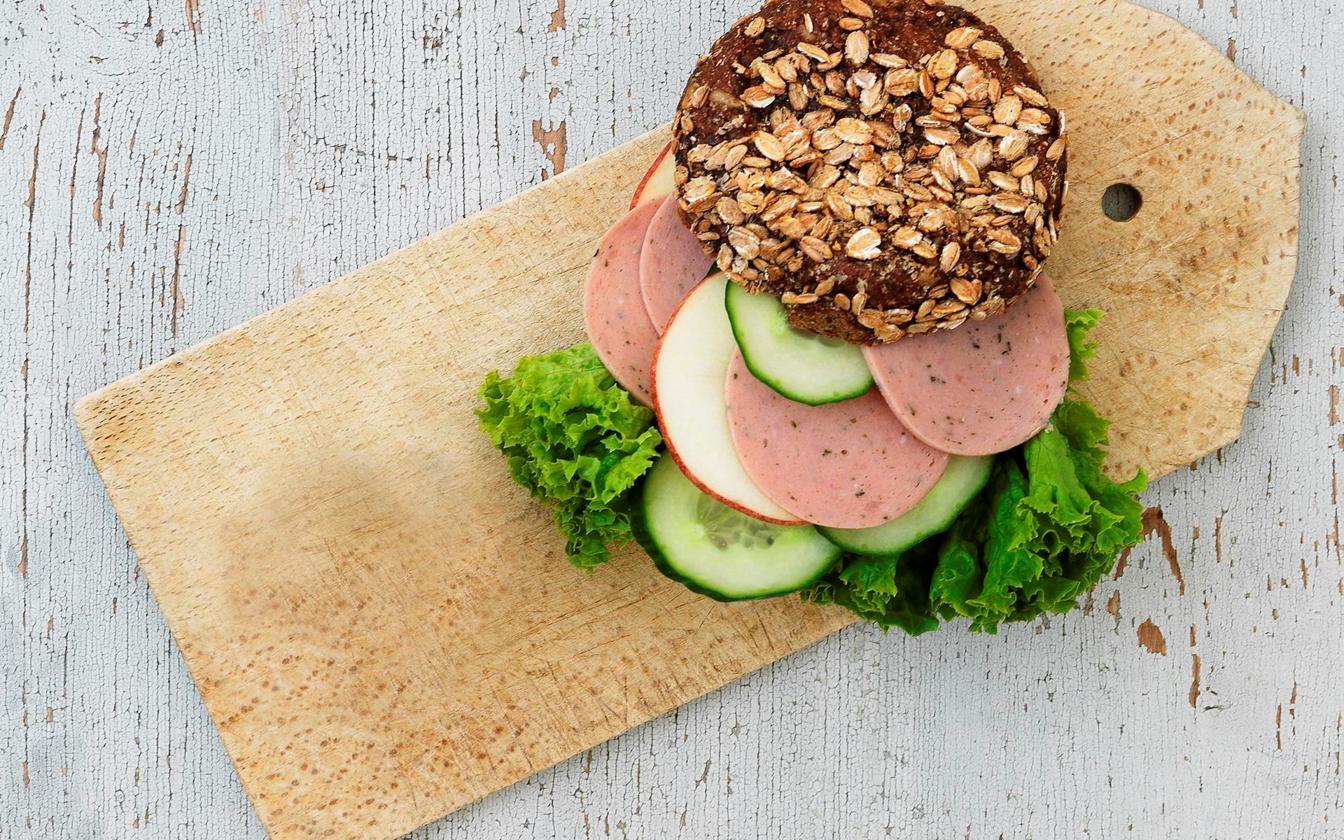 Rugbolle med jægerpølse, æble og agurkedressing