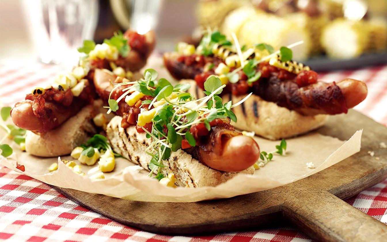 Hotdog med pølse i svøb