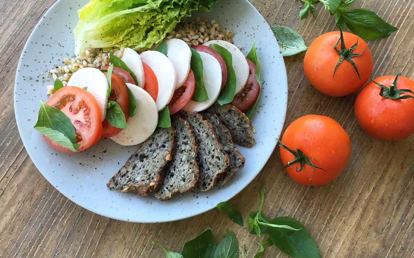 Tomatsalat med kyllingebryst og speltkerner