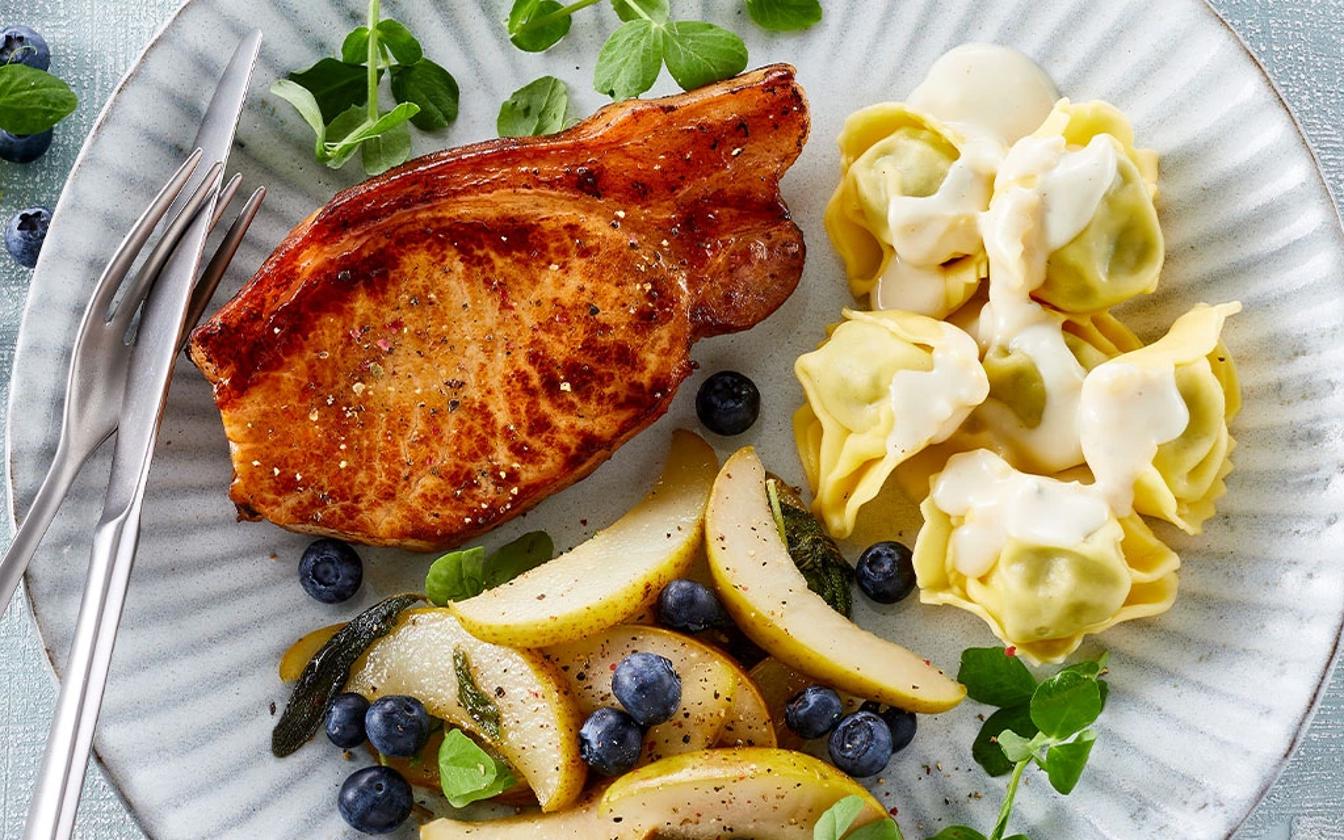 Krogmodnede koteletter med tortellini i blå ostesauce