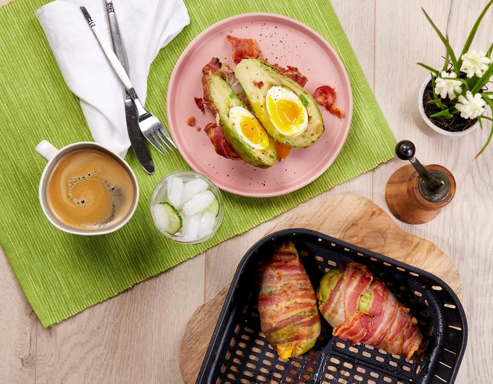 Baconsnurret avokado fylt med egg