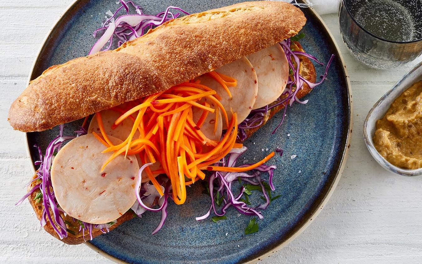 Sprød sandwich med kyllingebryst og syltede gulerødder