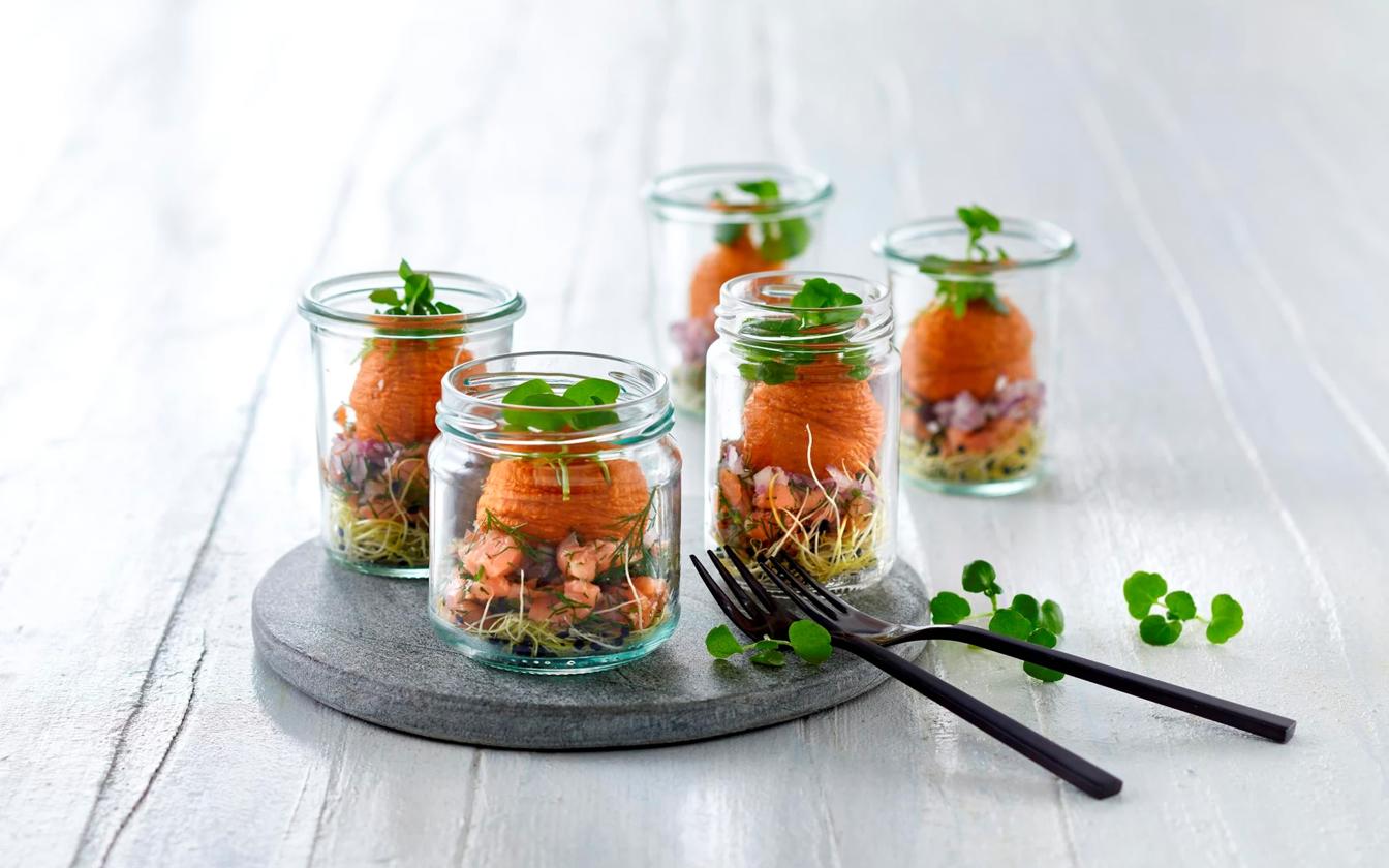Tapas med røget laks og gulerodshummus