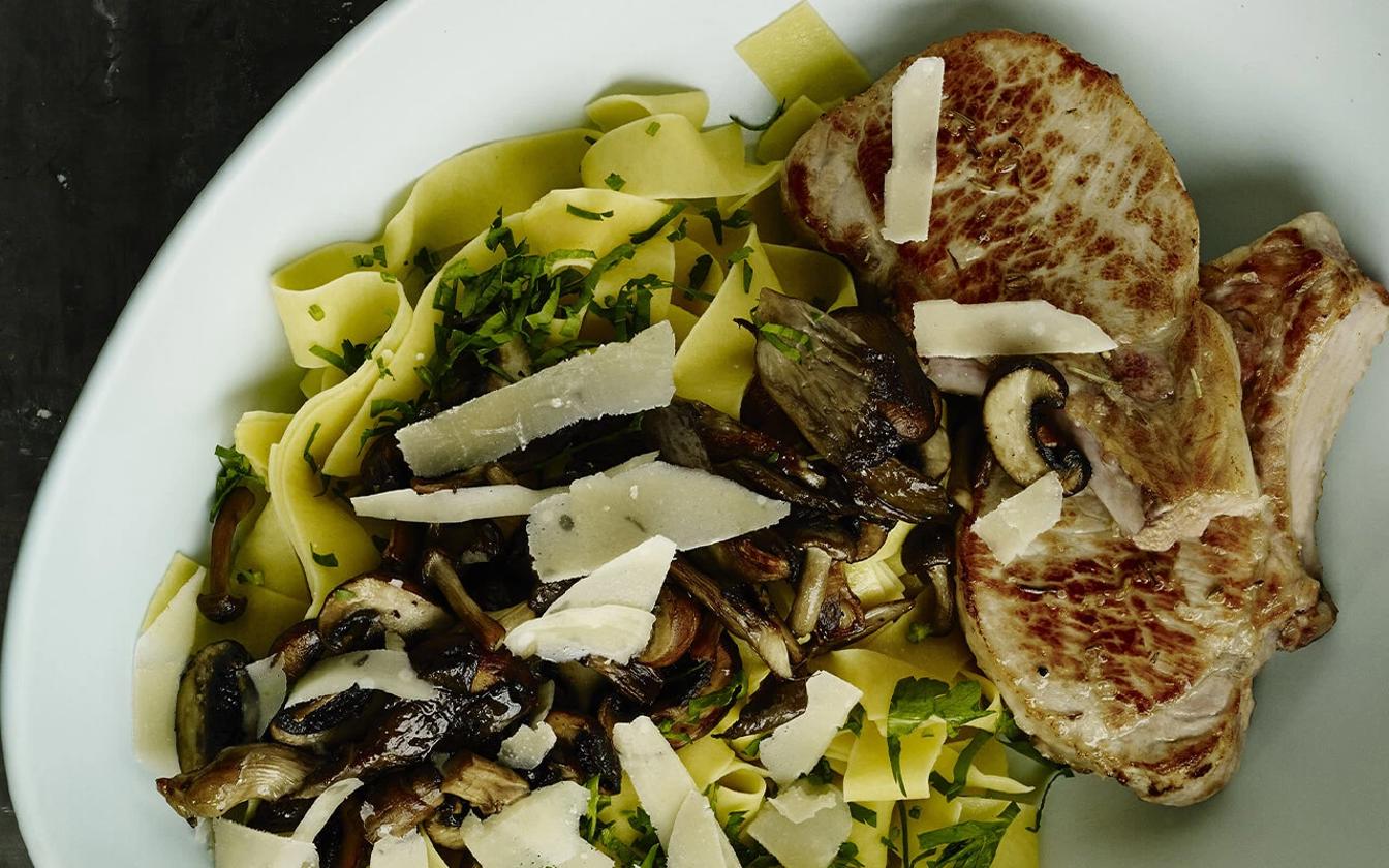Koteletter med pasta og svampe