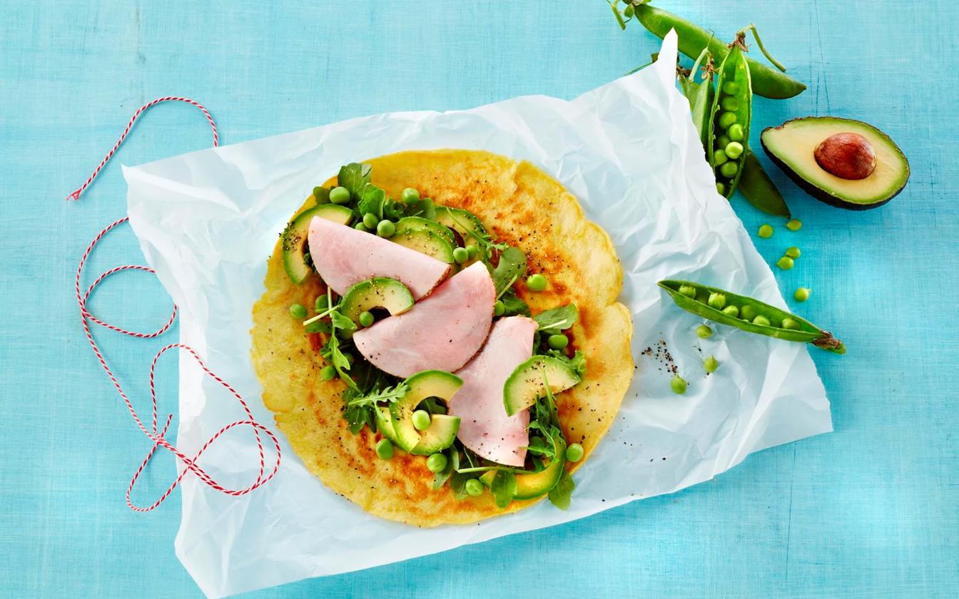 Æggewrap med skinke og grøn salat