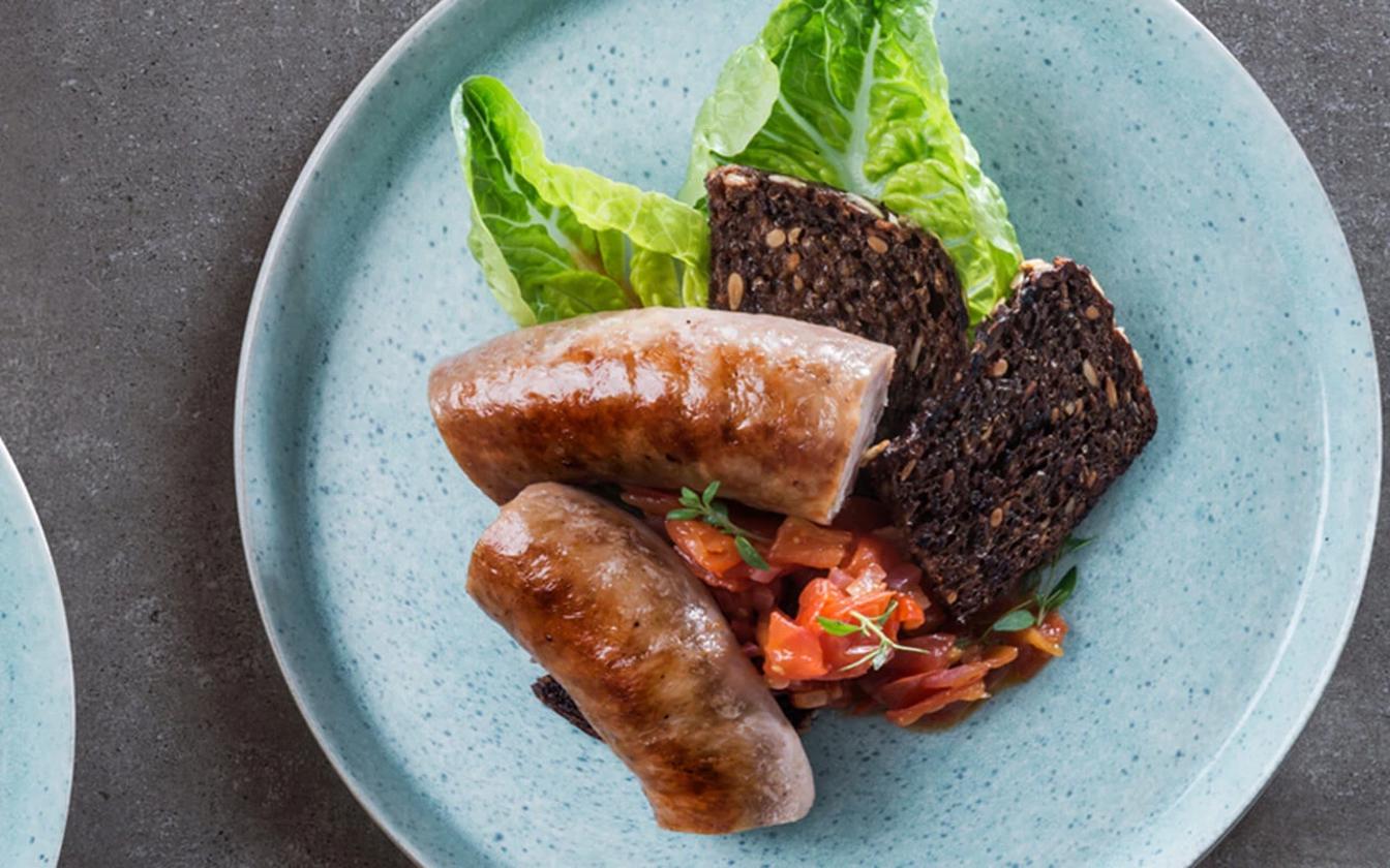 Medister med tomatrelish og ristet rugbrød