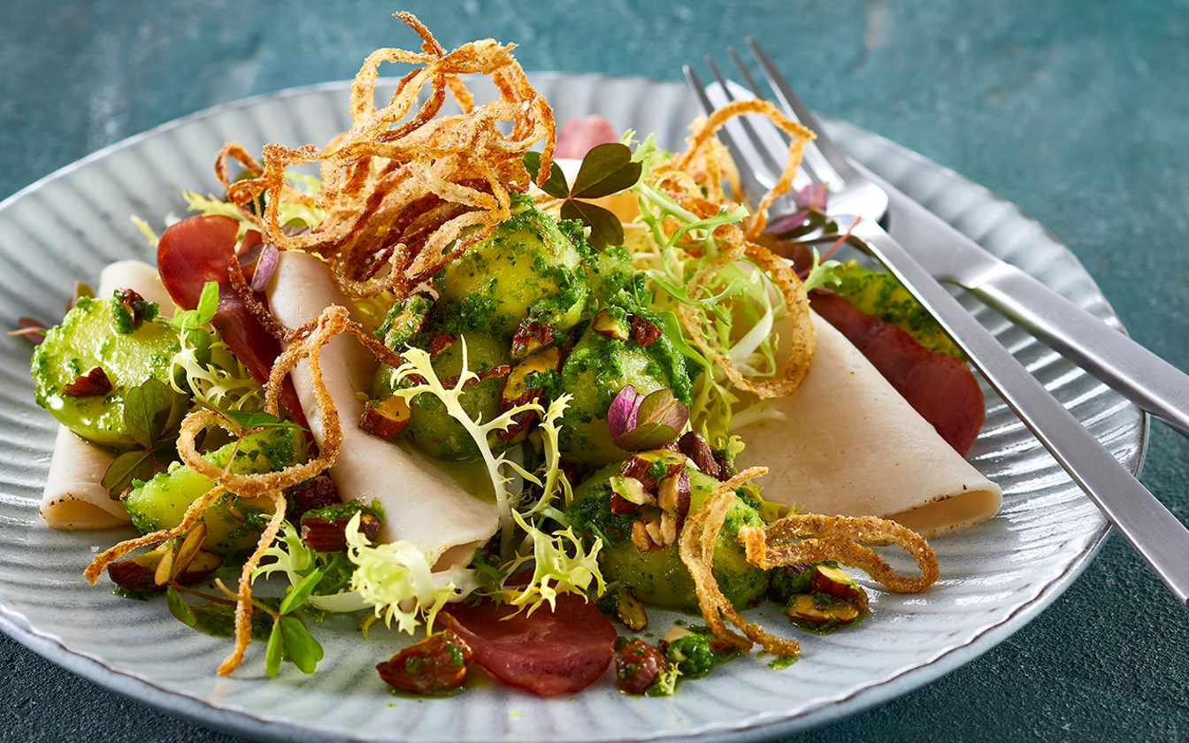 Kartoffelsalat med kyllingebryst og friterede løgringe
