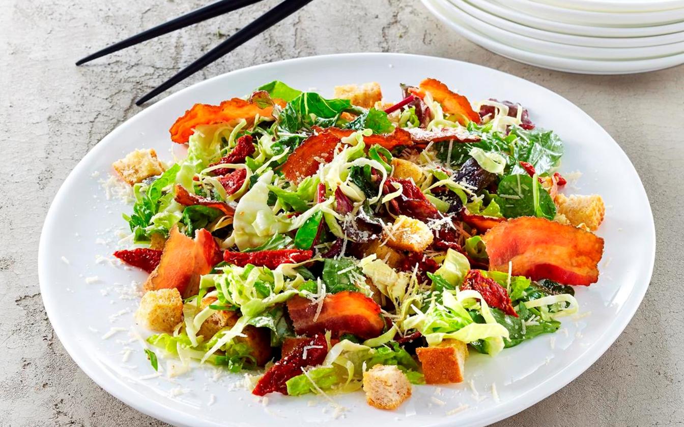 Bacon i italiensk salat