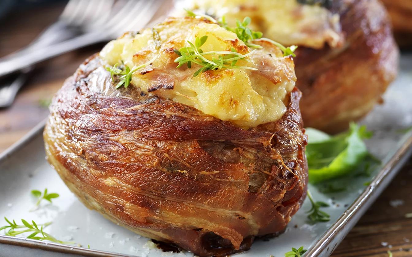 Bagekartofler med fyld og baconsvøb