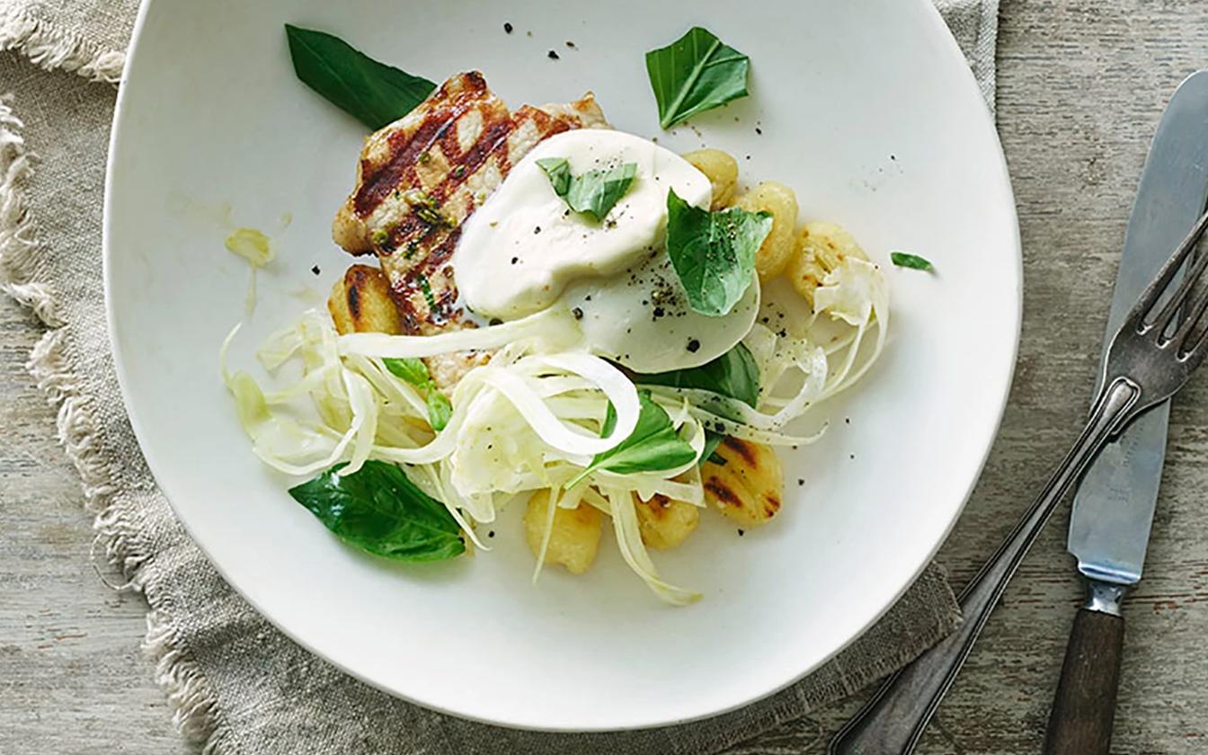 Grillede minutkoteletter med mozzarella, gnocchi og fennikelsalat