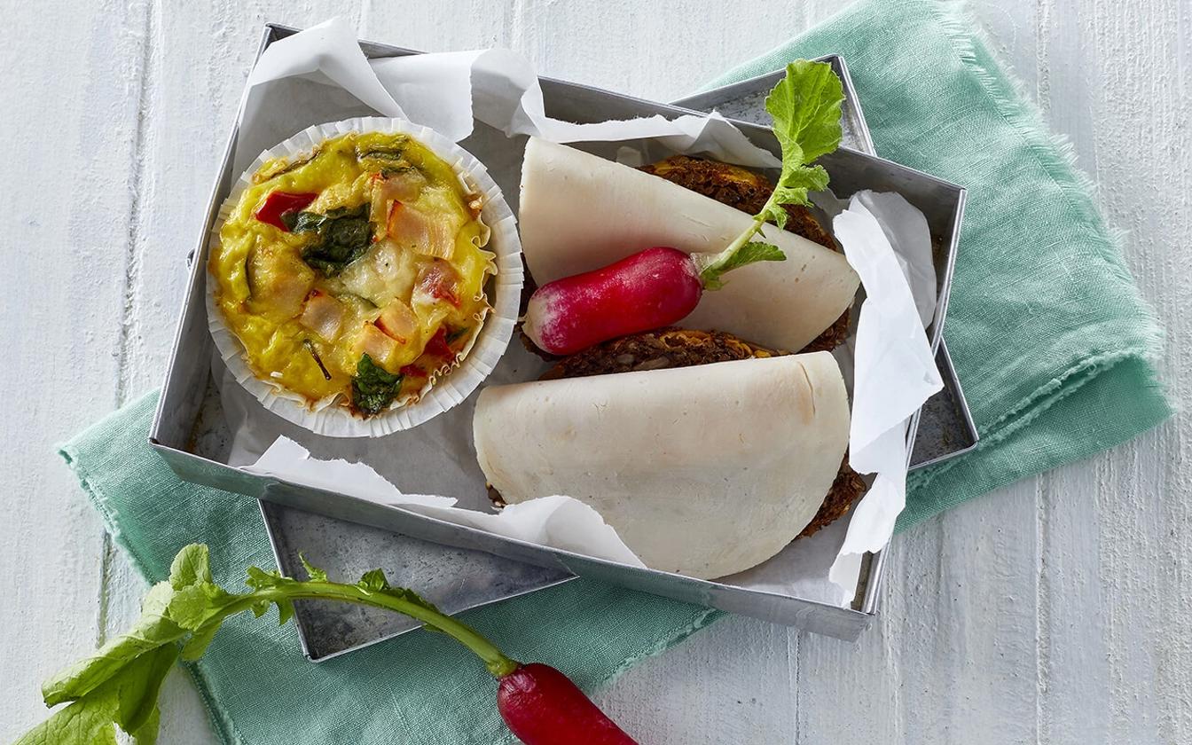 Æggemuffins med kylling og spinat