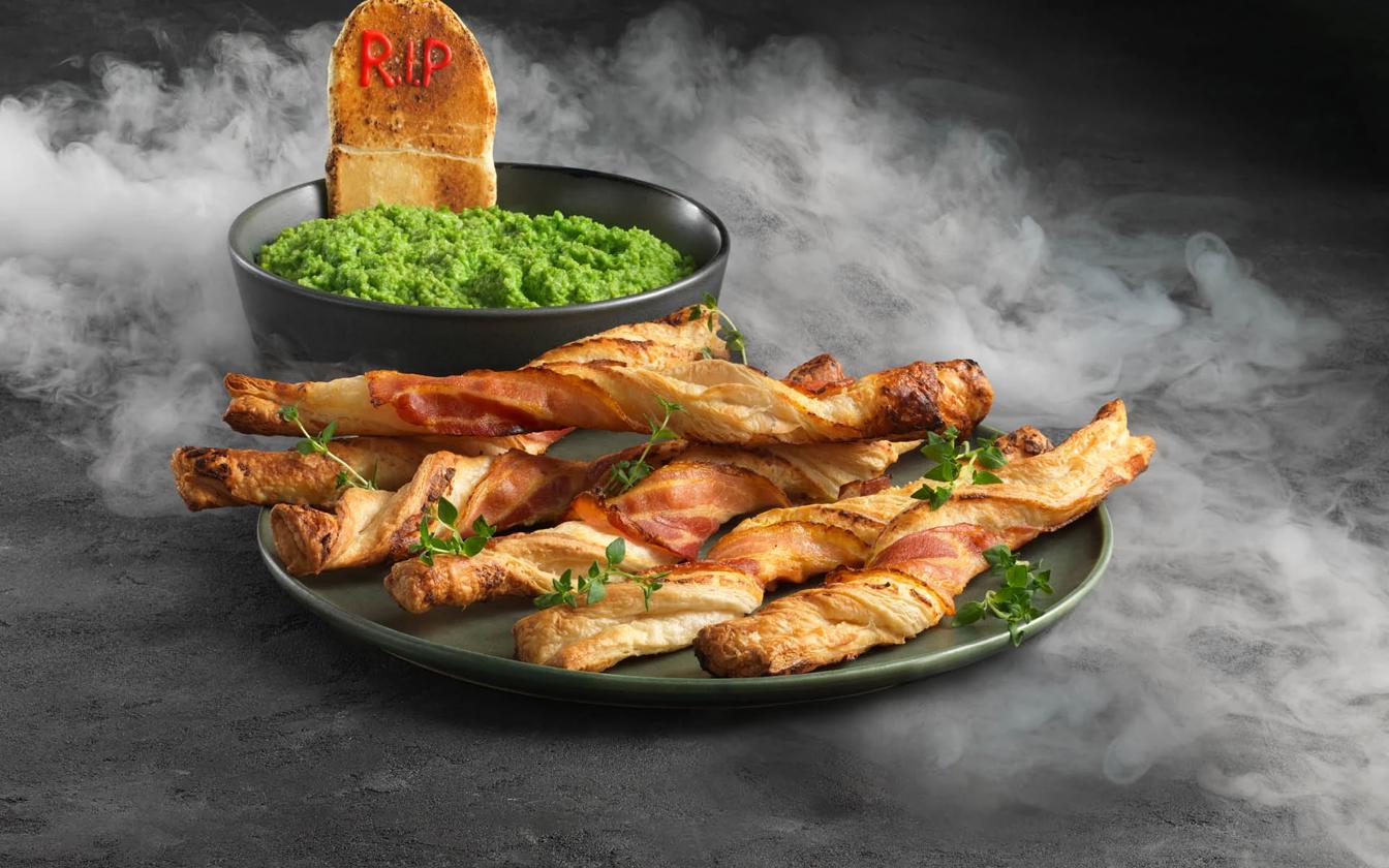 Bacontwister med ærtepuré