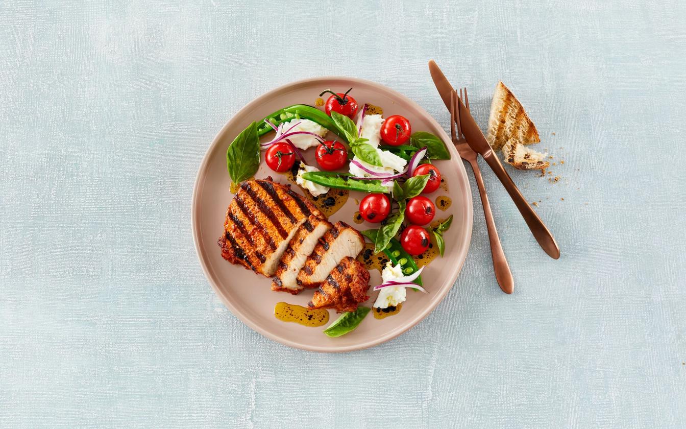 Grillede koteletter med lune tomater, mozzarella og balsamico glaze