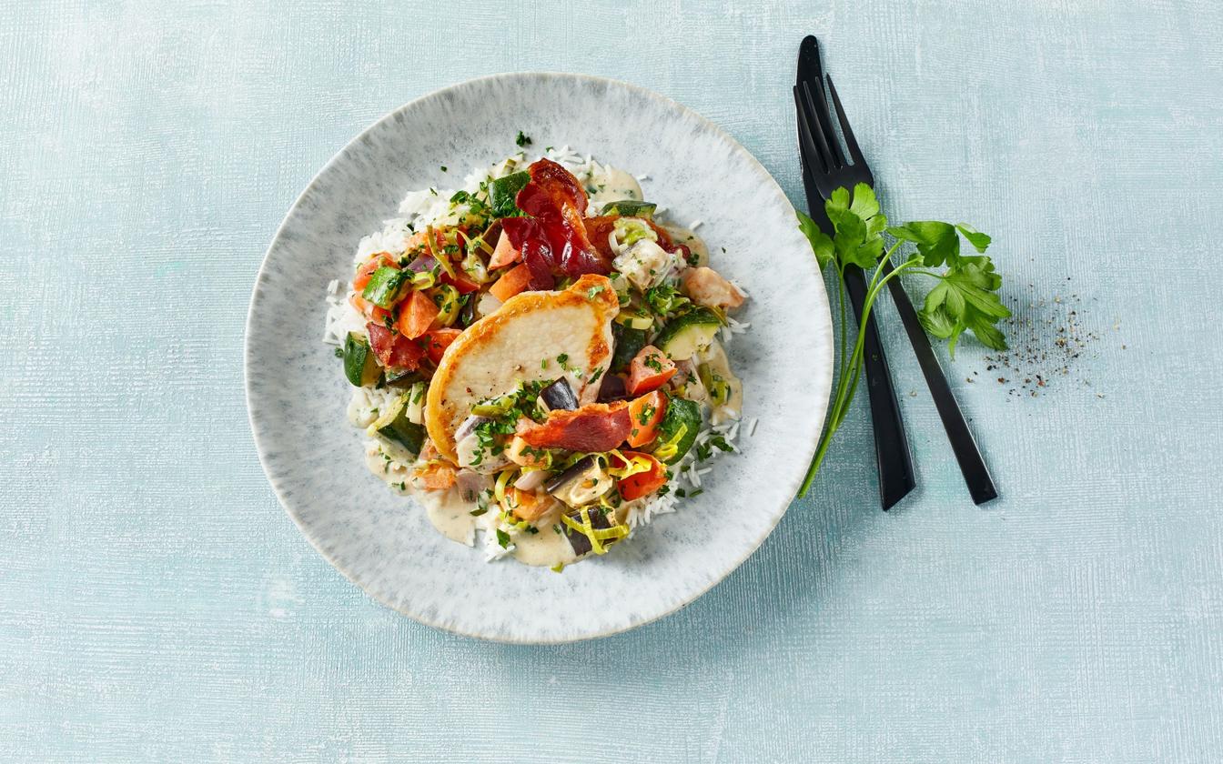 Koteletter i fad med grøntsager