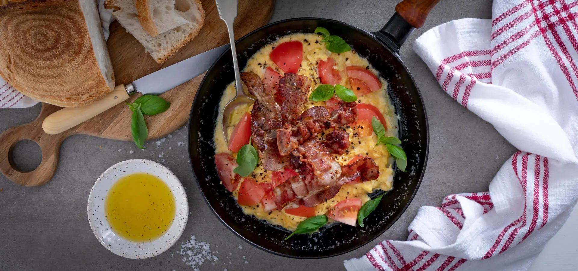 Røræg med bacon og parmesanost-image
