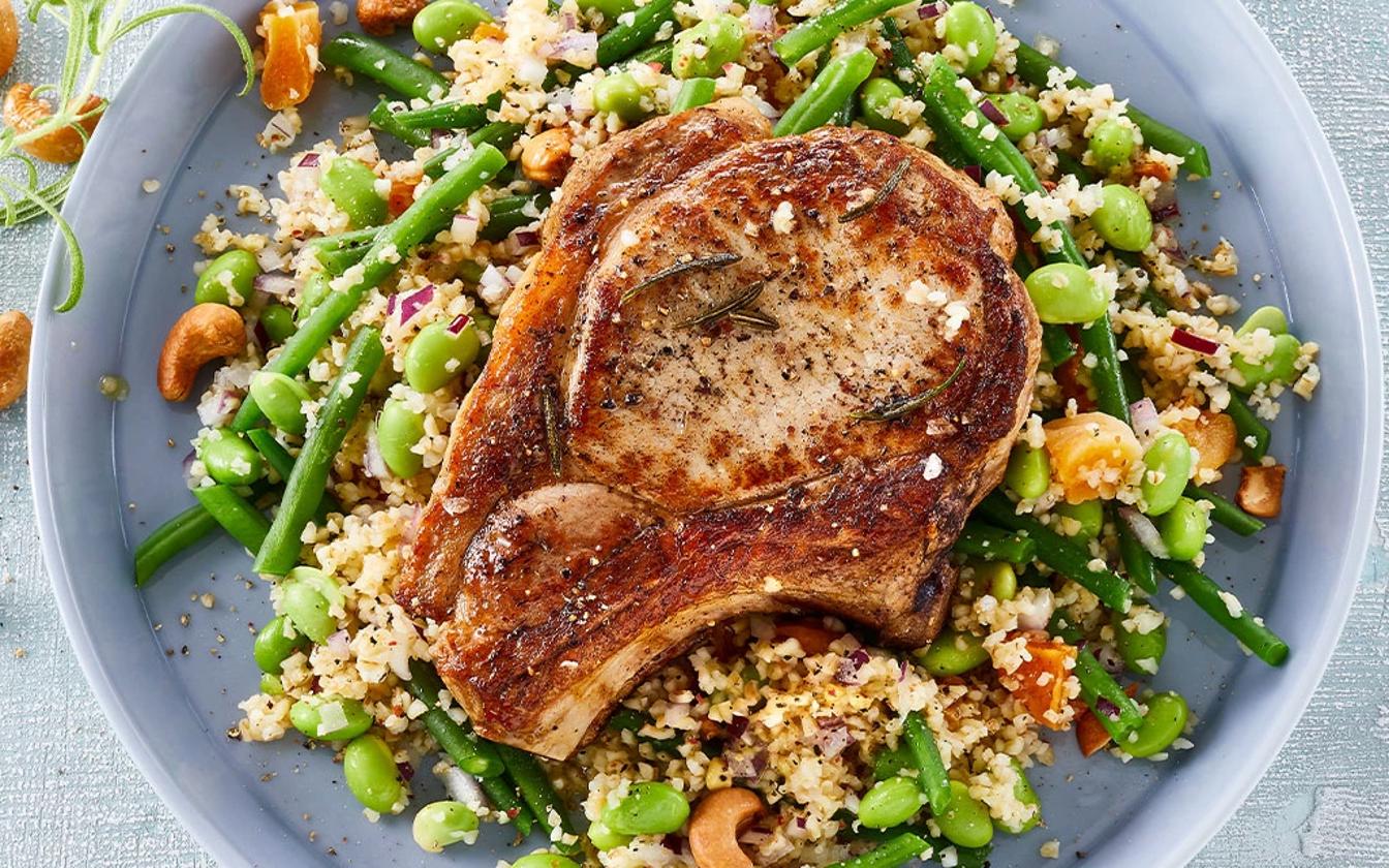 Skaftkotelet med rosmarin, hvidløg og bønnesalat med bulgur