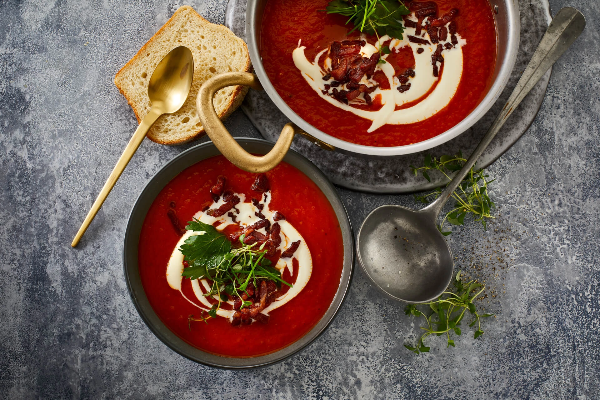 Tomatensuppe mit Kräutern, Sahne und knusprigem Bacon - Danish Crown Tomatensuppe mit Kräutern, Sahne und knusprigem Bacon - Danish Crown