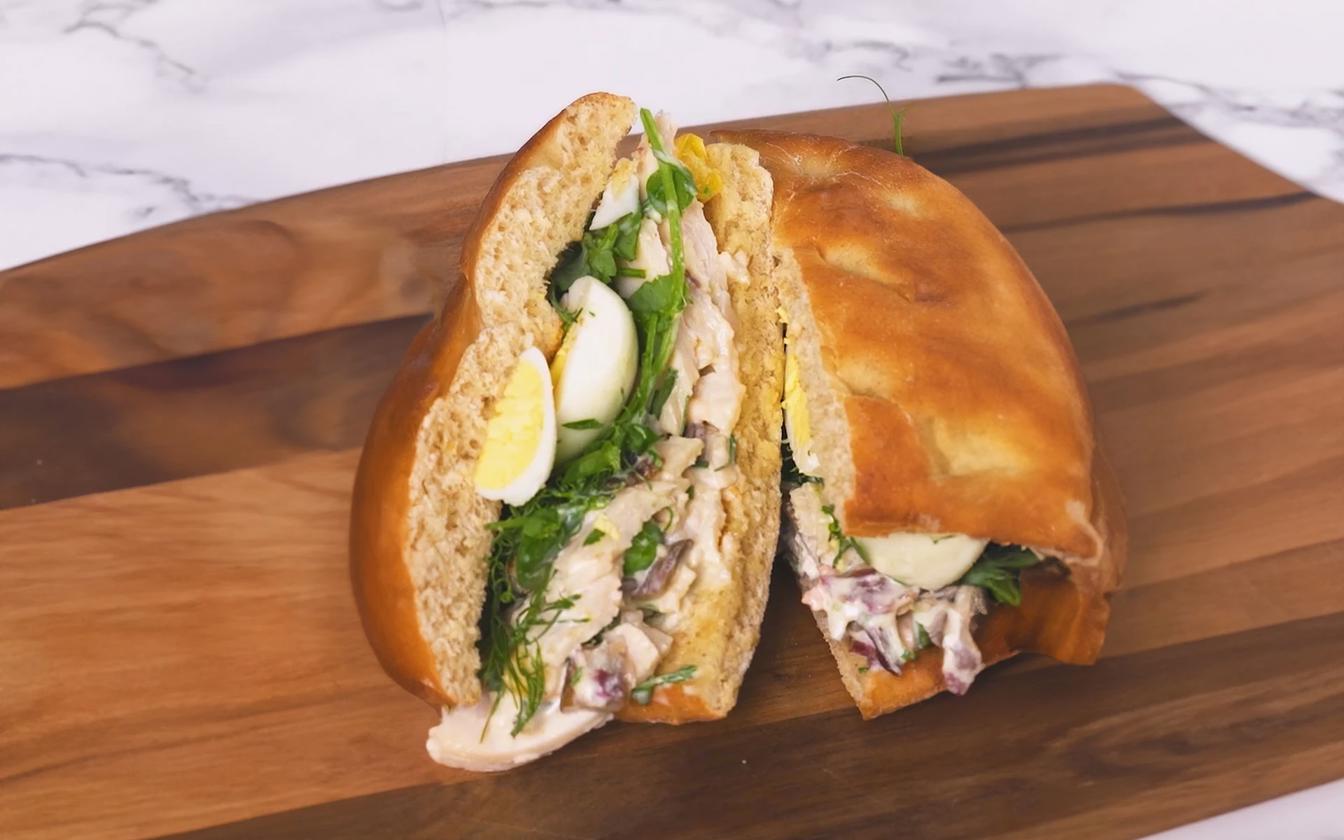 Sandwich med hønsesalat og kalkunbacon