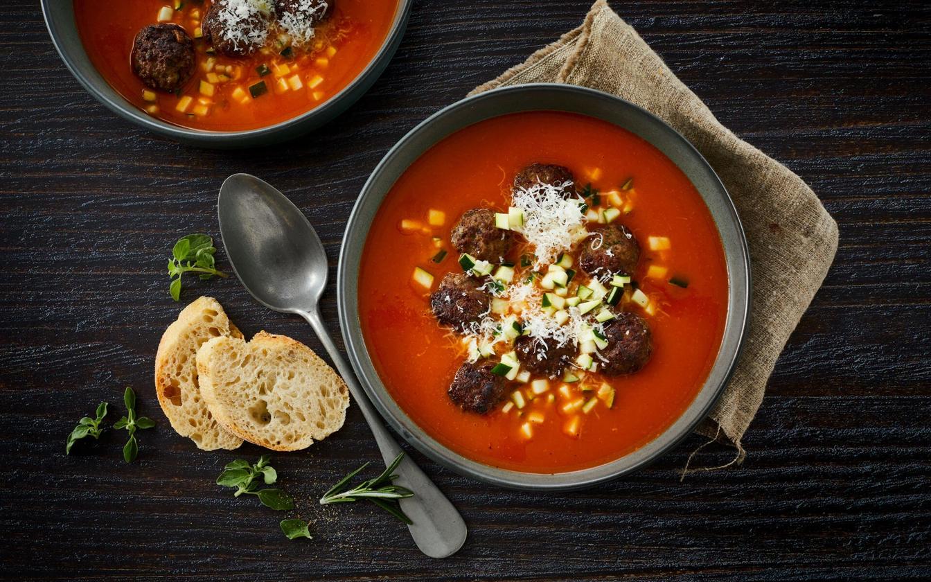 Tomatsuppe med italiensk inspirerede kødboller