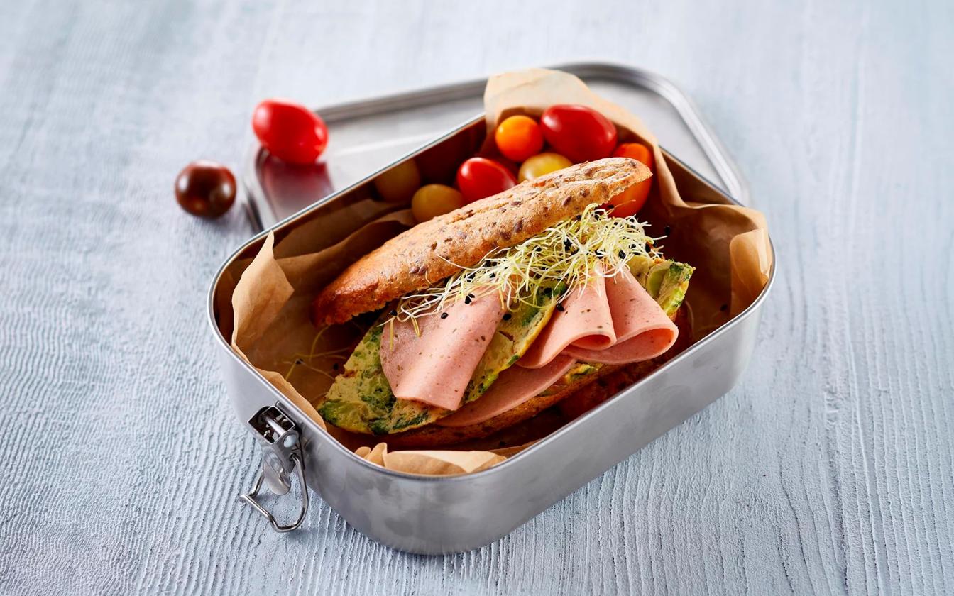 Rugbrødssandwich med frittata og Jægerpølse