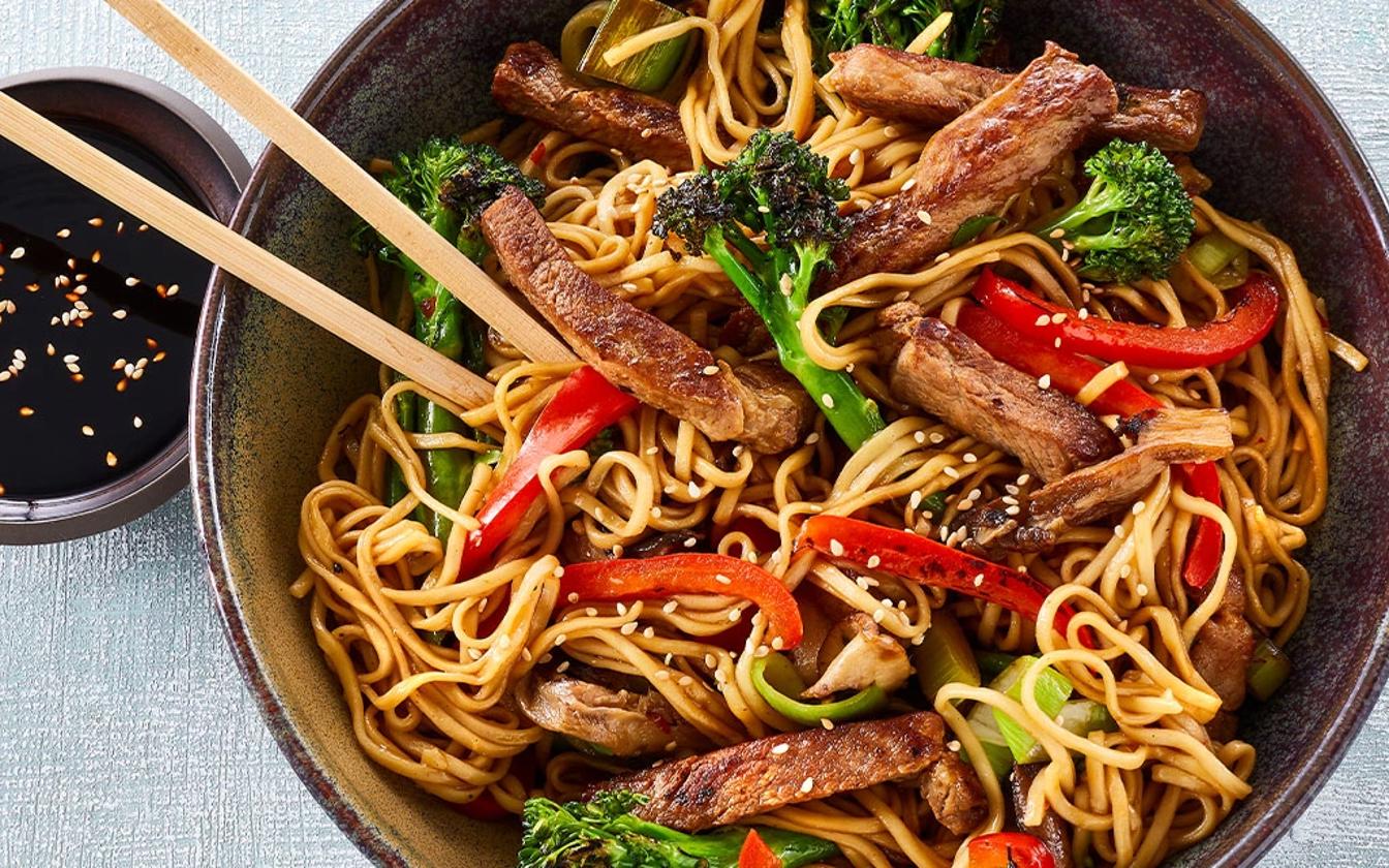 Nudler med gris i soya, svampe, porrer og broccoli asparges