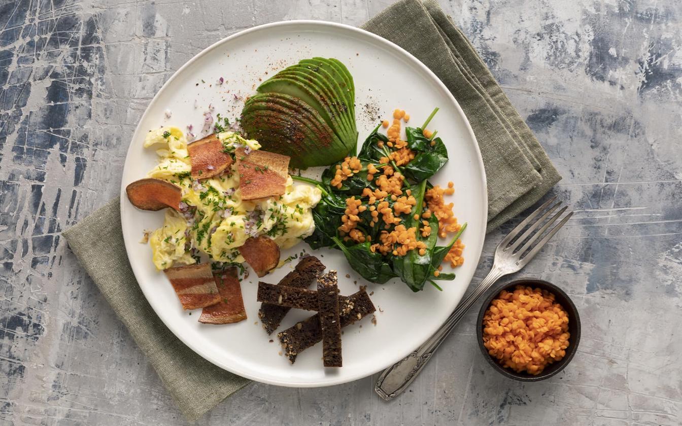 Vegetarisk brunch med veggie bacon