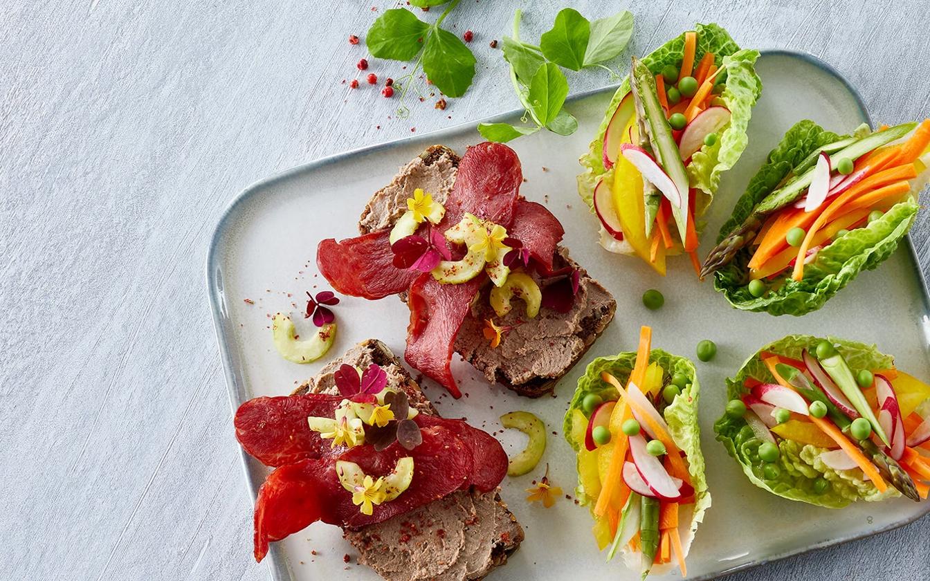 Rugbrød med baconpostej og kalkunbacon