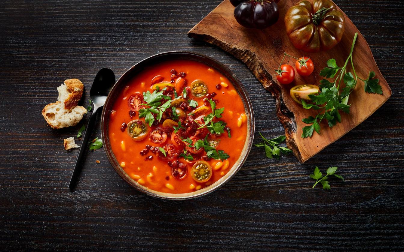 Tomatsuppe med cherrytomater og bacontern