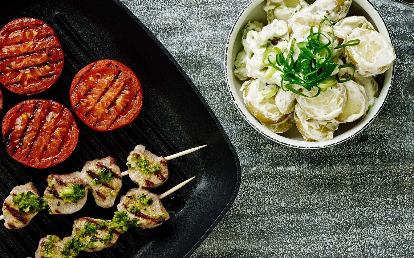 Grillstegte spyd med pesto og grill-tomater