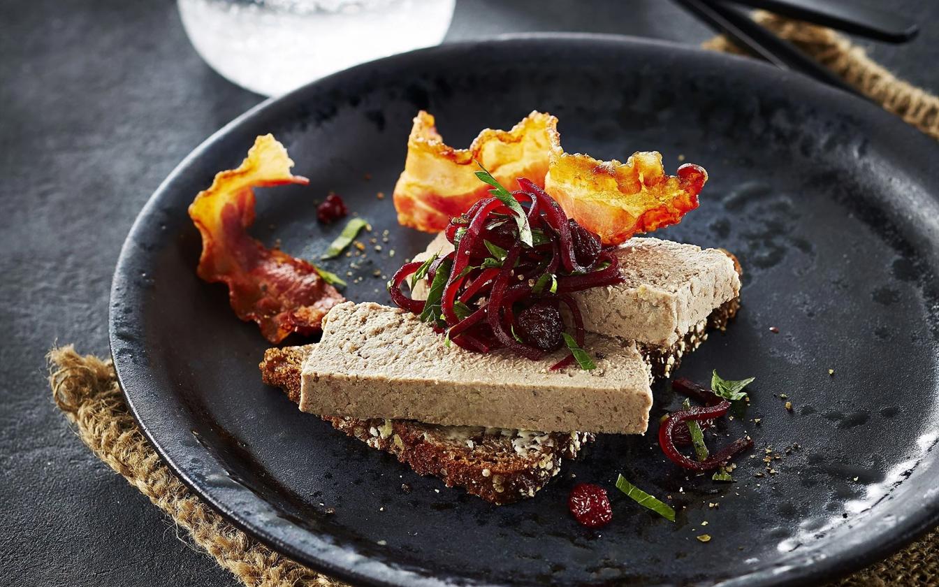 Højtbelagt smørrebrød med leverpostej