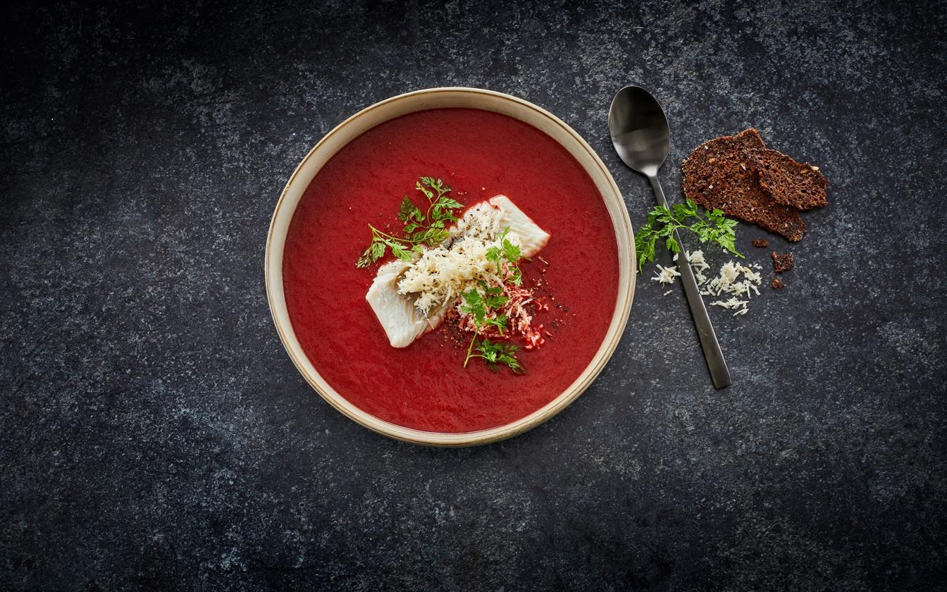 Rødbedesuppe med torsk og peberrod