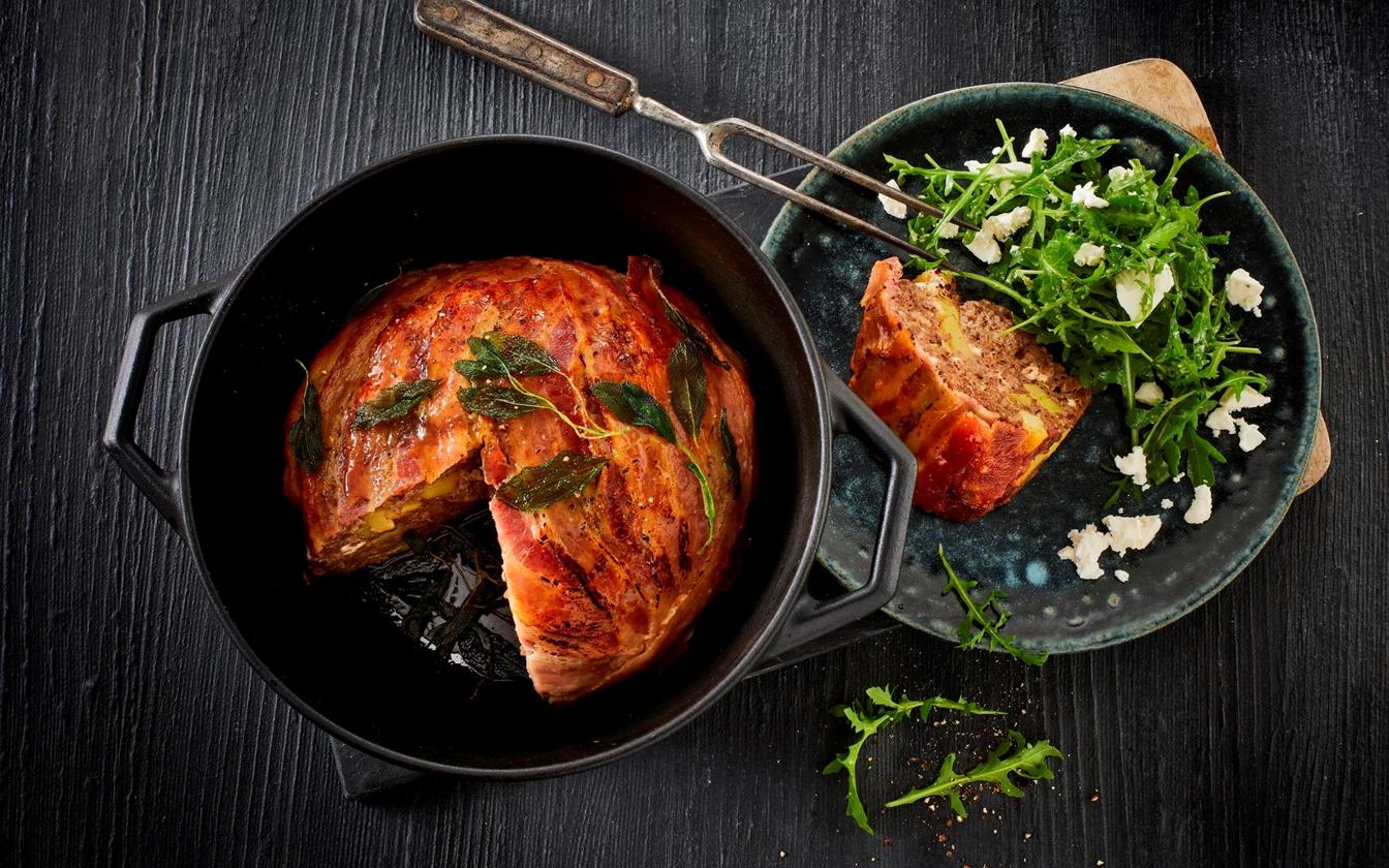 Indbagt farsbrød med bacon, feta og kartoffel