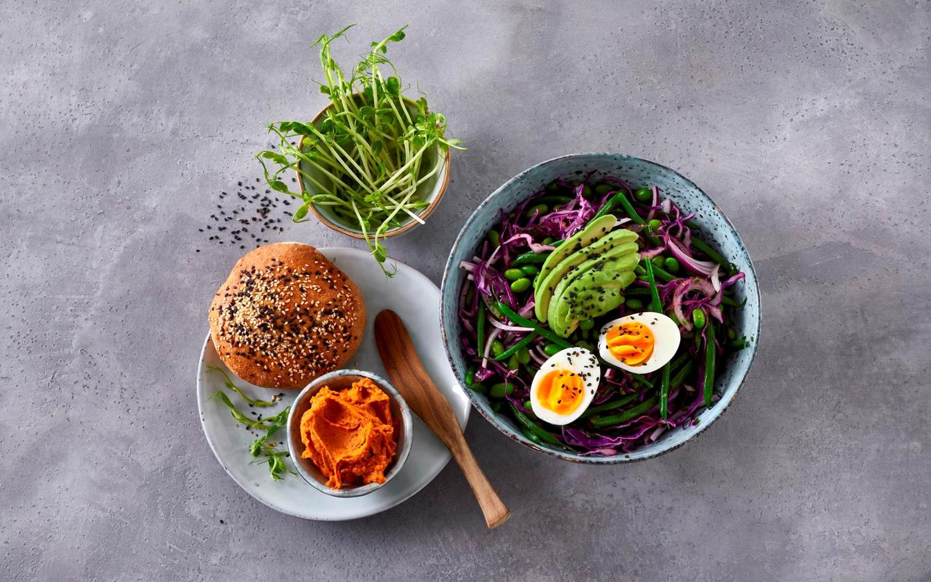 Hjemmelavede pitabrød med bønnesalat og gulerodshummus