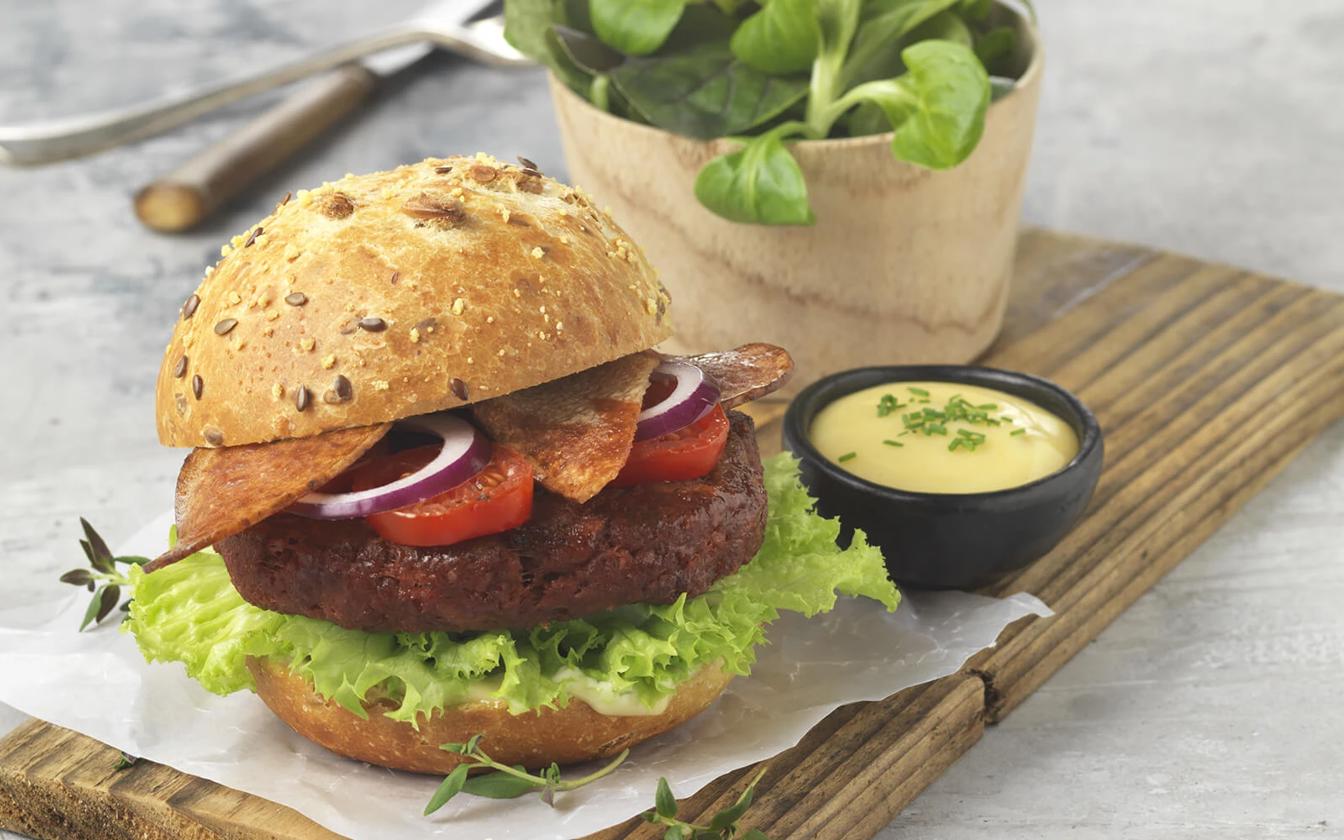 Burger med plantefars og veggie bacon