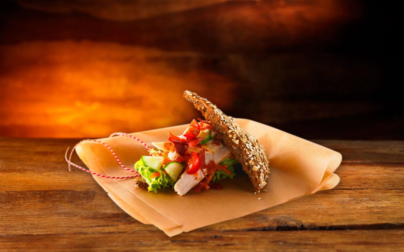 Rugbrødssandwich med kylling, bacon og karrydressing