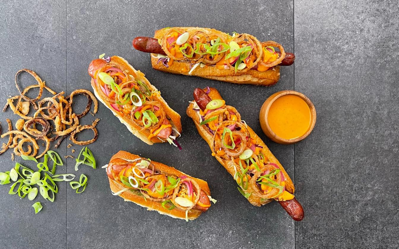 Gourmet hotdogs med friterede løgringe
