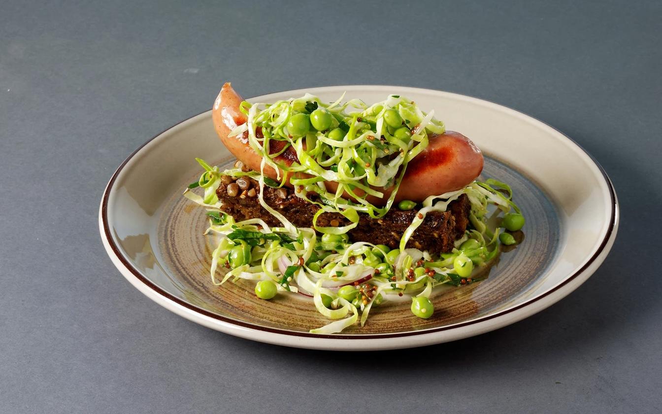 Smørstegt rugbrødshotdog med rå, marineret kål