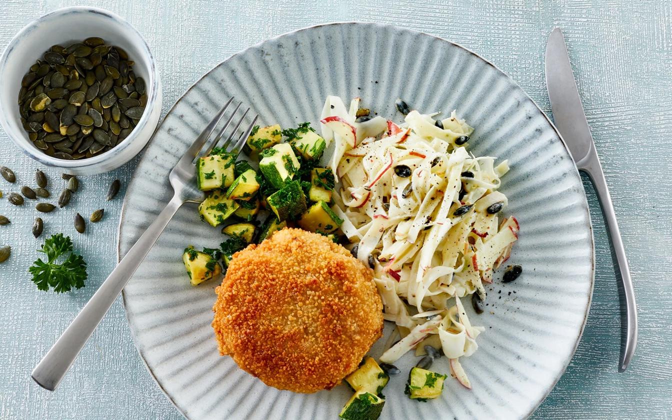Sprøde karbonader med æble og fennikel råkostsalat