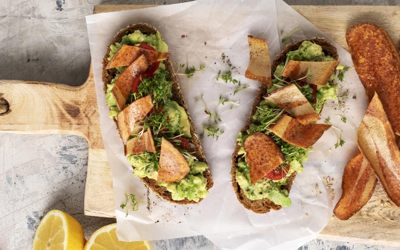 Avocado toast med sprød veggie bacon