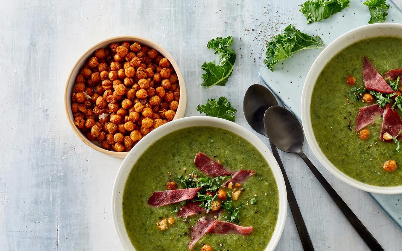 Grøntsagssuppe med ristede kikærter og kalkunbacon