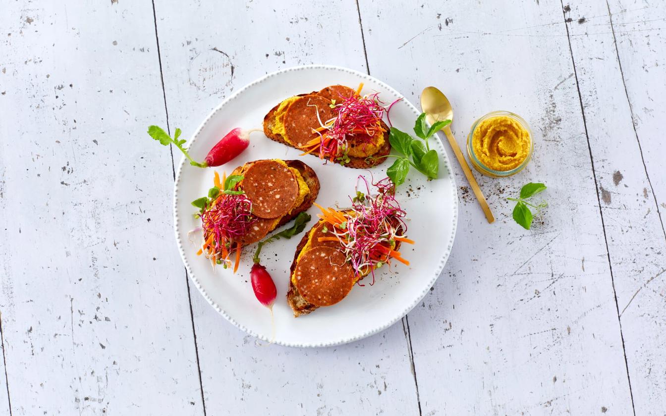 Surdejsbrød med vegetarisk pålæg og hummus