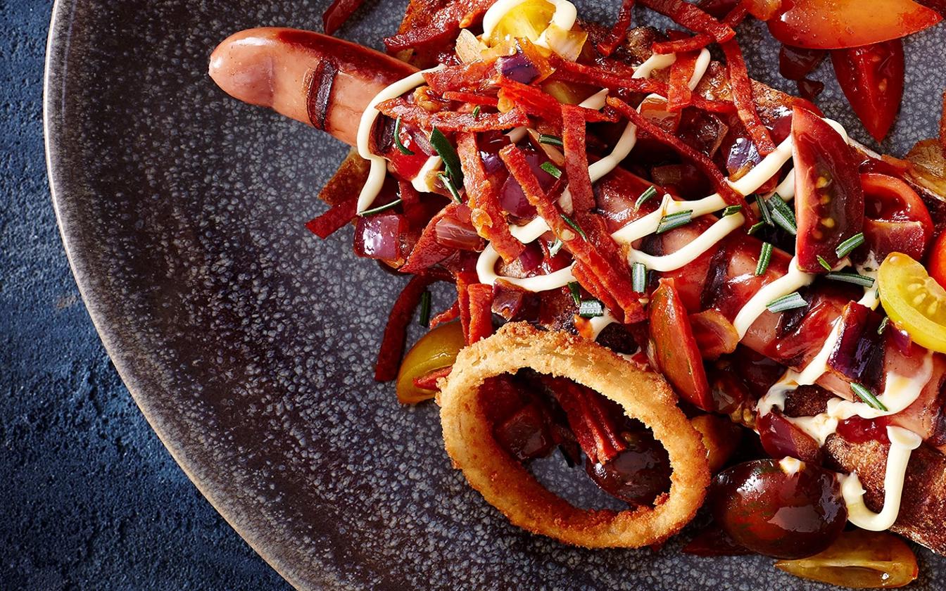 Spicy focaccia hotdog med chorizo og løgringe