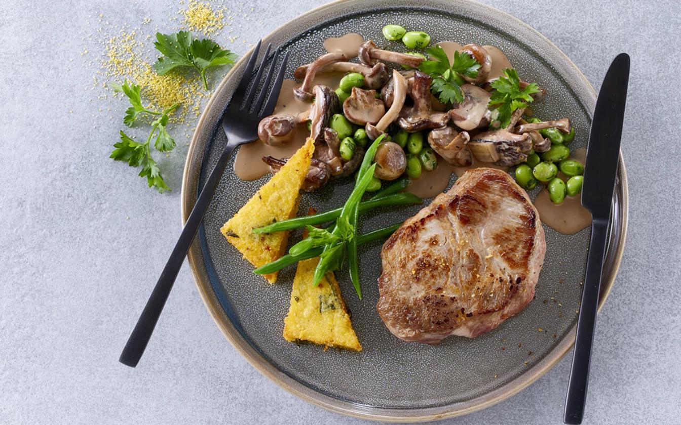 Krogmodnede nakkekoteletter med polenta og svamperagout