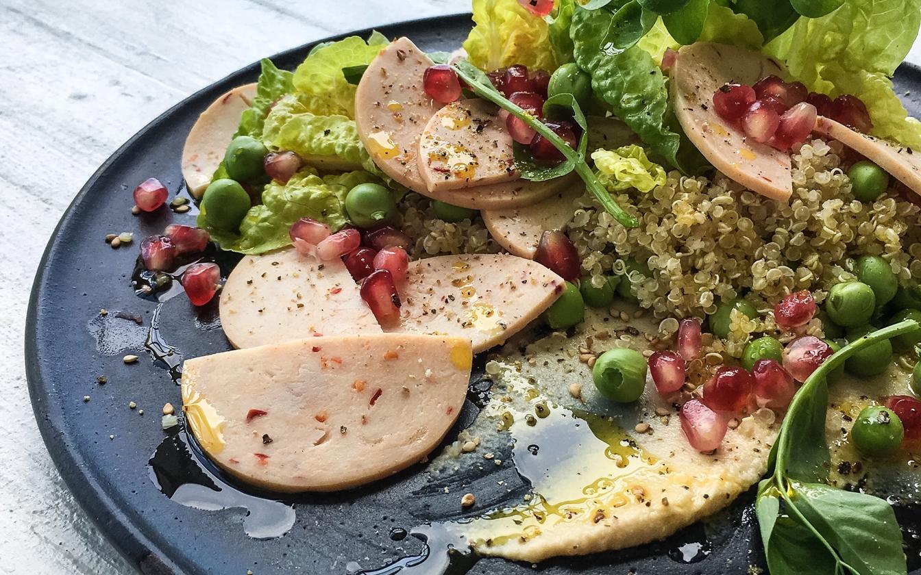 Quinoasalat med kyllingebryst, hummus og granatæblekerner