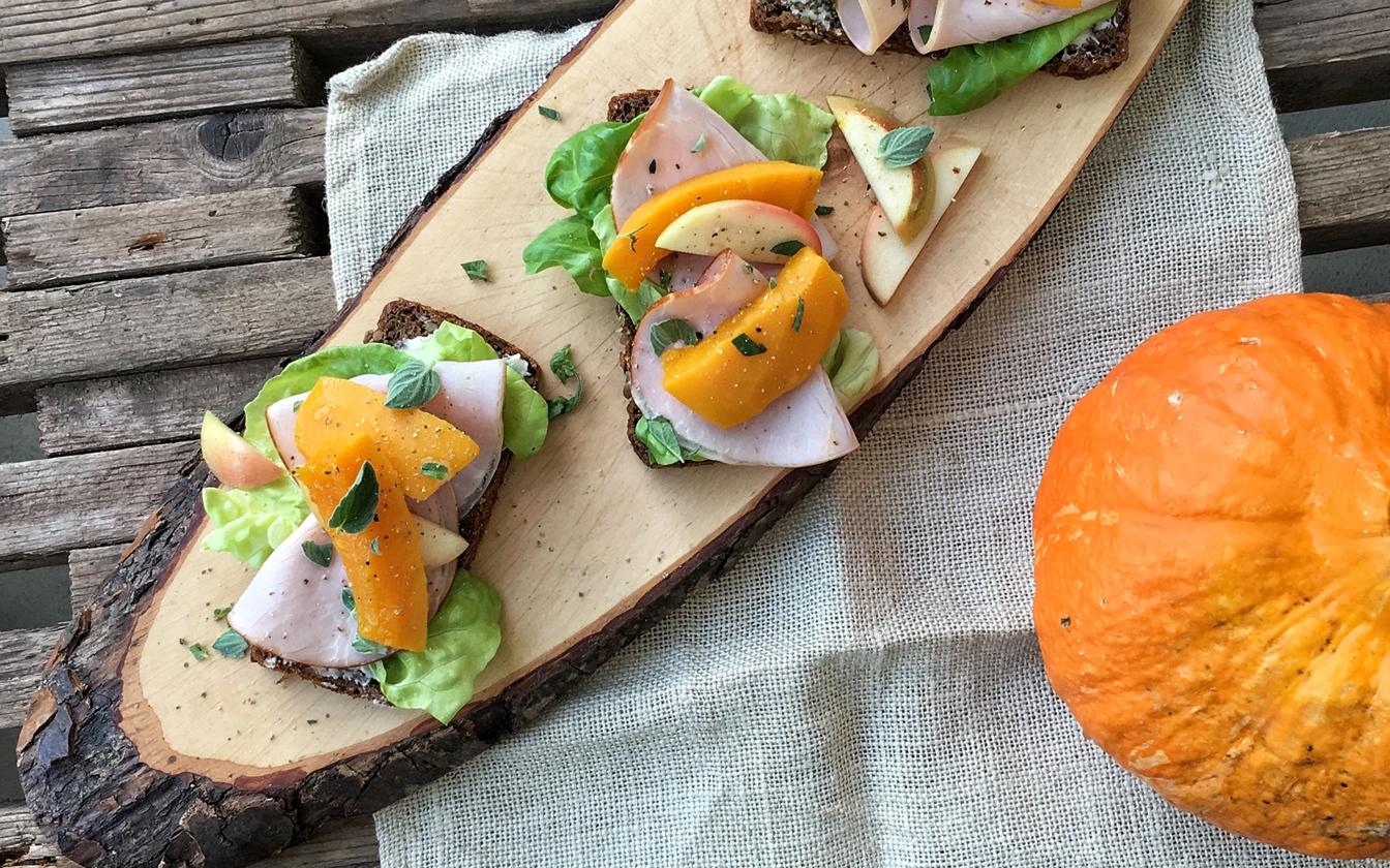 Hamburgerryg på rugbrød med æble og confiteret græskar
