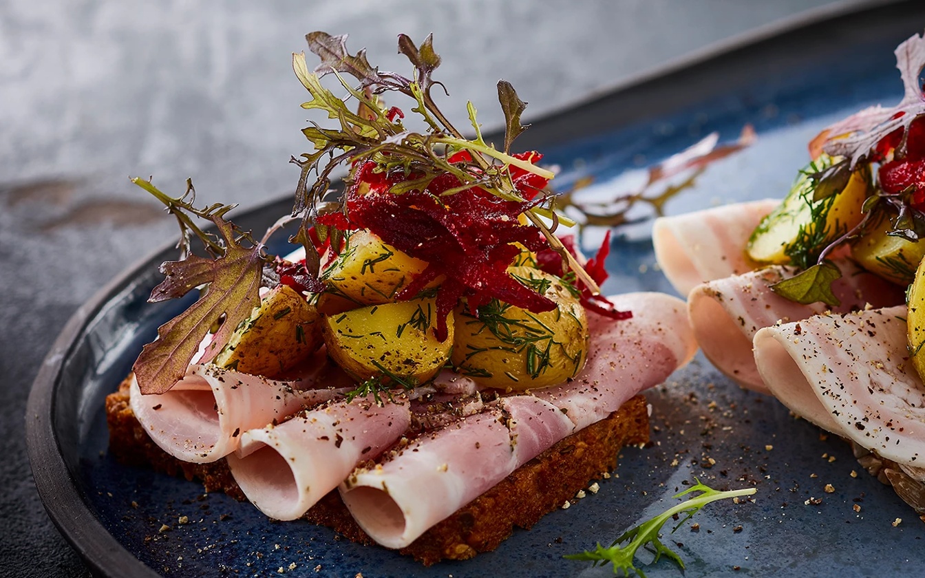 Højtbelagt smørrebrød med rullepølse